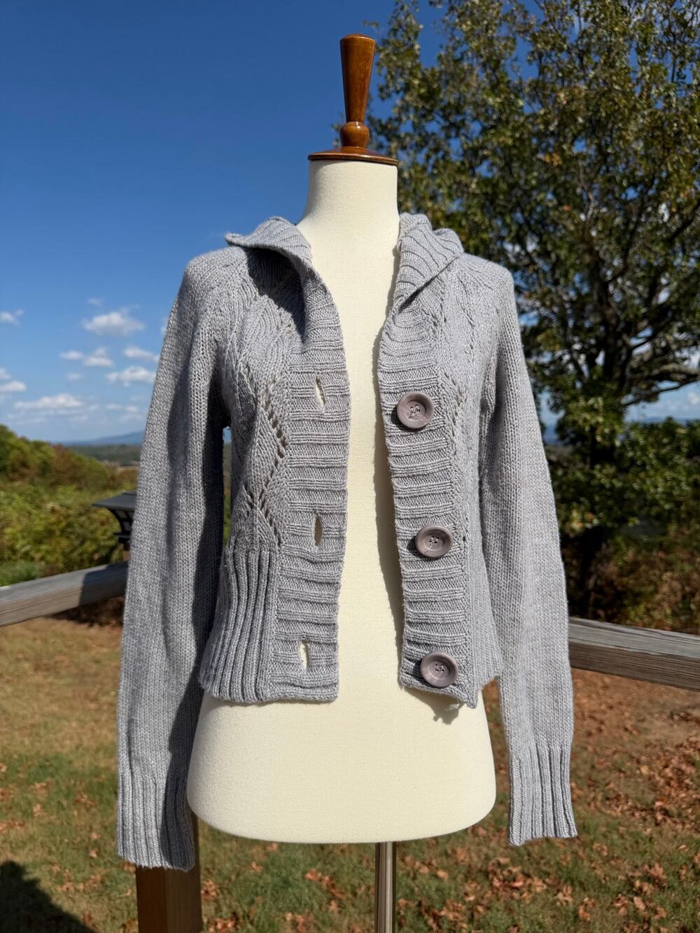 SO Gray Cable Knit Cropped Hooded Cardigan Junior’s Size Large
